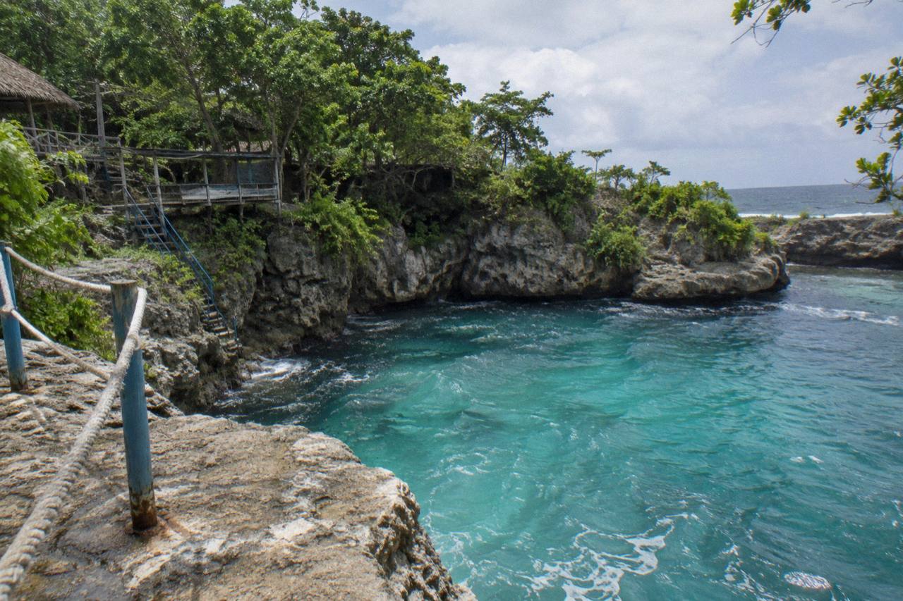 From Ocho Rios: 4.5-Hour Blue Hole & Dunn's River Falls Tour