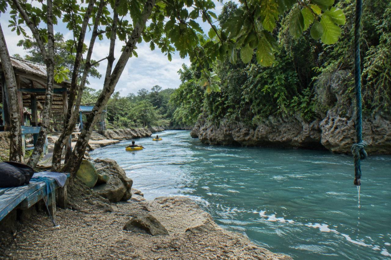 Ocho Rios: Irie Blue Hole and River Tubing Tour